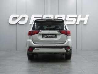 2020 Mitsubishi Outlander III Рестайлинг 3, серебристый, 2485000 рублей, вид 4