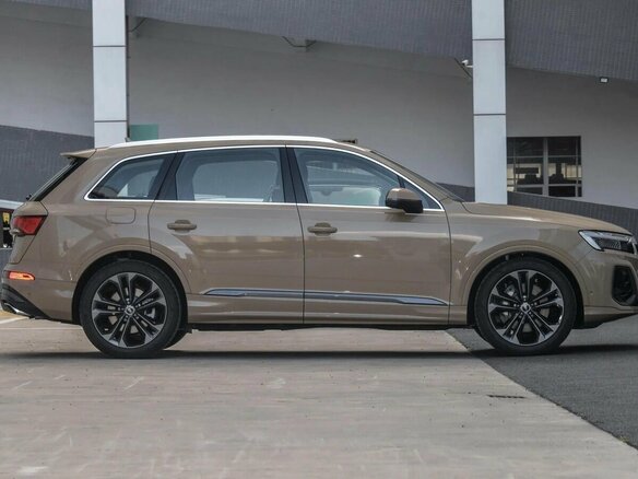2025 Audi Q7 55 TFSI II (4M) Рестайлинг 2, бежевый, 13100000 рублей - вид 7