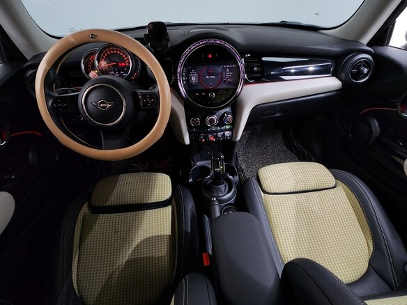 2021 Mini Hatch Cooper III (F55/F56) Рестайлинг 2, серебристый, 1660000 рублей - вид 6
