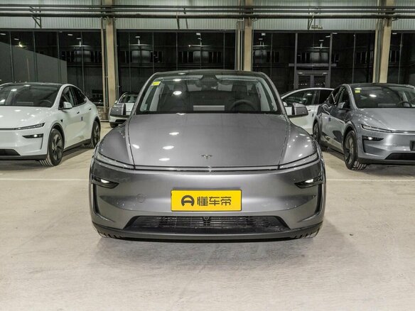 2025 Tesla Model Y Long Range I Рестайлинг, серебристый, 7639800 рублей - вид 1