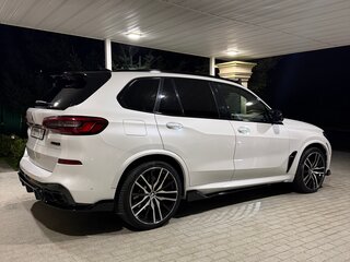 2019 BMW X5 50i IV (G05/G18), белый, 5800000 рублей, вид 4