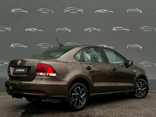 2017 Volkswagen Polo V Рестайлинг, коричневый, 998700 рублей, вид 2