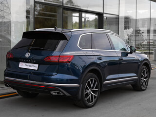 2018 Volkswagen Touareg III, синий, 4598000 рублей, вид 5