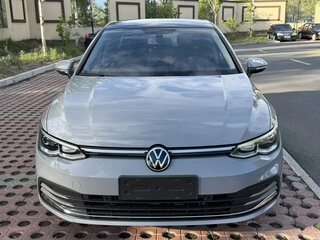 2023 Volkswagen Golf VIII, серый, 1840000 рублей, вид 2