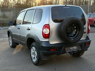 2011 Chevrolet Niva I Рестайлинг, серебристый, 421000 рублей, вид 4
