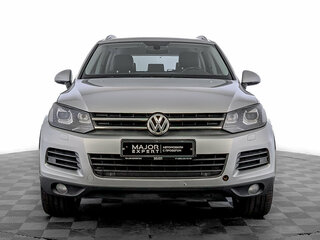 2013 Volkswagen Touareg II, серебристый, 1878500 рублей, вид 2