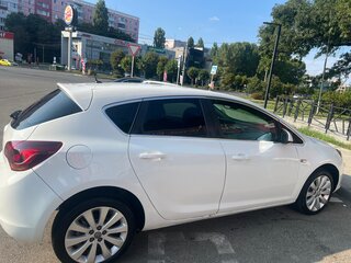 2011 Opel Astra J, белый, 670000 рублей, вид 2