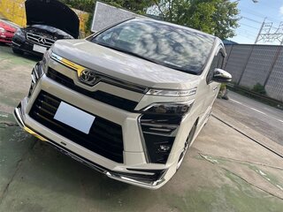 2021 Toyota Voxy III (R80) Рестайлинг, белый, 1706000 рублей, вид 2