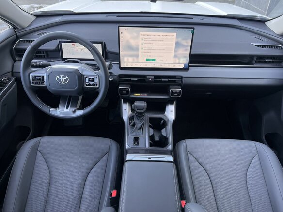 2026 Toyota RAV4 VI (XA60), белый, 4350000 рублей - вид 9