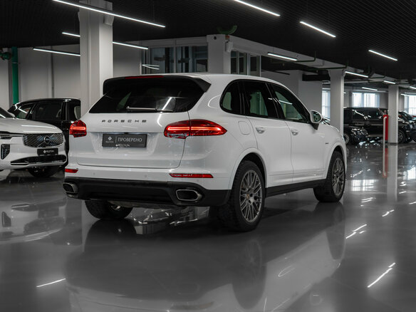 2017 Porsche Cayenne Diesel II Рестайлинг (958), белый, 4100000 рублей - вид 4