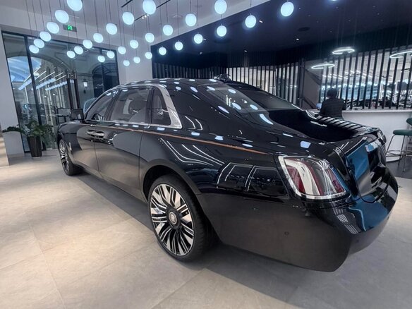 2025 Rolls-Royce Ghost Extended II Рестайлинг (Series II), чёрный, 43500000 рублей - вид 4