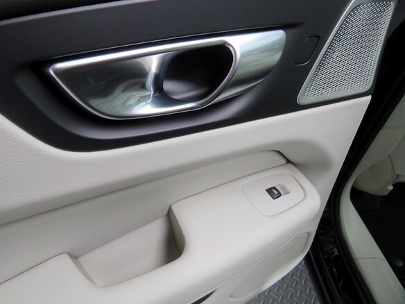 2026 Volvo XC60 II Рестайлинг 2, чёрный - вид 10
