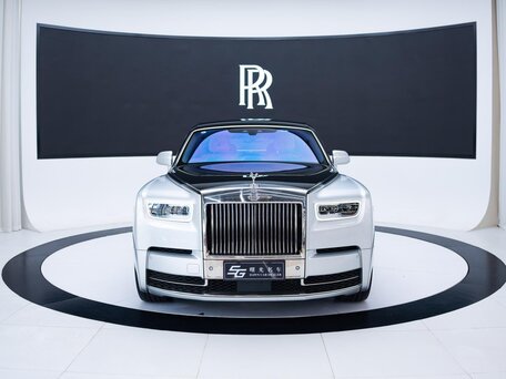 2023 Rolls-Royce Phantom Extended VIII Рестайлинг (Series II), серебристый, 50000000 рублей, вид 2