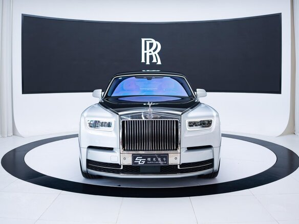 2023 Rolls-Royce Phantom Extended VIII Рестайлинг (Series II), серебристый, 50000000 рублей - вид 1
