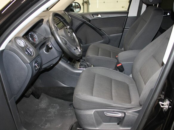 2015 Volkswagen Tiguan I Рестайлинг, чёрный, 1488000 рублей - вид 9