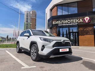 2021 Toyota RAV4 V (XA50), белый, 3200000 рублей, вид 1