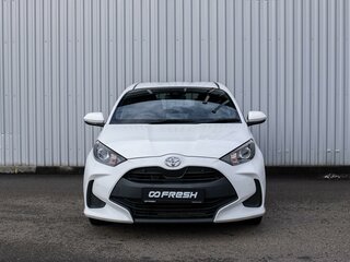2021 Toyota Yaris IV, белый, 1150000 рублей, вид 3