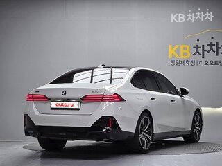 2025 BMW 5 серии 530i xDrive VIII (G60/G61/G68), белый, 7360000 рублей, вид 5