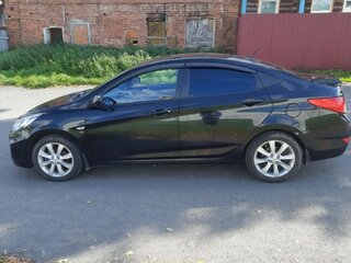 2013 Hyundai Solaris I, чёрный, 745000 рублей, вид 2