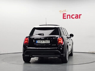 2022 Mini Hatch Cooper III (F55/F56) Рестайлинг 2, чёрный, 2000000 рублей, вид 4