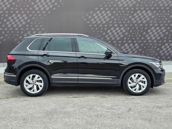 2021 Volkswagen Tiguan II Рестайлинг, чёрный, 3099000 рублей - вид 5