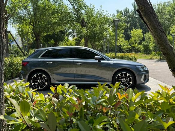 2023 Audi A3 Sportback 35 TFSI IV (8Y), серый, 1898046 рублей - вид 4