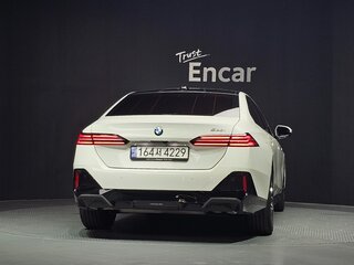2024 BMW 5 серии 520i VIII (G60/G61/G68), белый, 5400000 рублей, вид 4