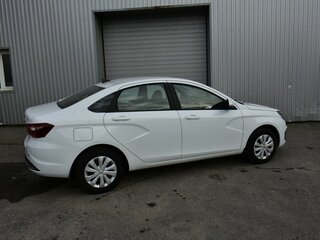 2024 Lada (ВАЗ) Vesta I Рестайлинг (NG), белый, 1379000 рублей, вид 3