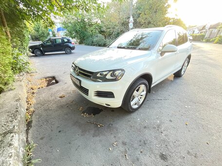 2013 Volkswagen Touareg II, белый, вид 1