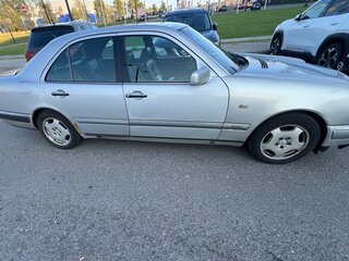1996 Mercedes-Benz E-Класс 230 II (W210, S210), серебристый, 602000 рублей, вид 2