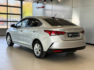 2020 Hyundai Solaris II Рестайлинг, серебристый, 1397000 рублей, вид 4