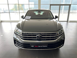 2026 Volkswagen Touareg III Рестайлинг, серый, 14550000 рублей, вид 3