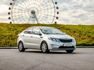 2013 Kia Rio 5-speed III, серебристый, 800000 рублей, вид 5