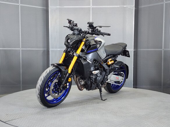 2024 Yamaha MT-09 (FZ-09), серебристый, 1199000 рублей - вид 3