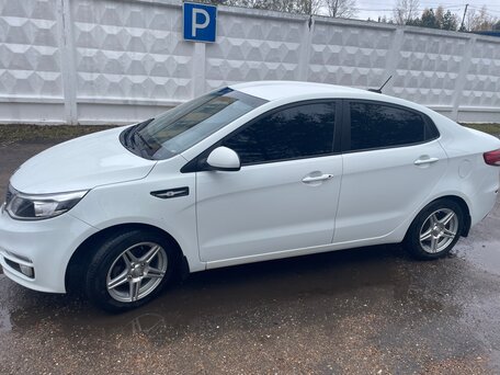 2017 Kia Rio III Рестайлинг, белый, 790000 рублей, вид 5