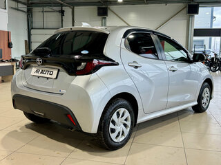 2020 Toyota Yaris IV, серый, 1299000 рублей, вид 4