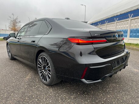 2025 BMW 7 серии 740d xDrive VII (G70), чёрный, 14990000 рублей, вид 3