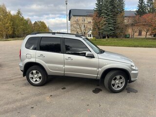 2012 Chevrolet Niva I Рестайлинг, серебристый, 410000 рублей, вид 3