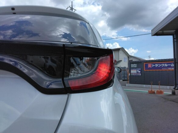 2023 Toyota Yaris IV, белый, 1060000 рублей - вид 17