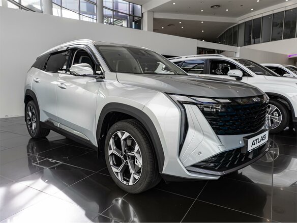 2026 Geely Atlas II, серебристый, 3449990 рублей - вид 2