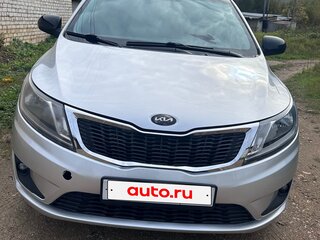 2013 Kia Rio 5-speed III, серебристый, 700000 рублей, вид 1