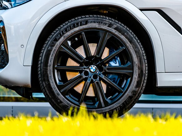 2022 BMW X6 30d III (G06), белый, 8350000 рублей - вид 8