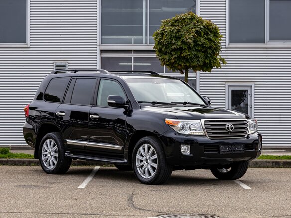 2013 Toyota Land Cruiser 200 Series Рестайлинг 1, чёрный, 2895000 рублей - вид 2