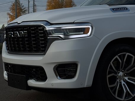 2025 Ram 1500 Crew Cab V Рестайлинг, белый, 9800000 рублей, вид 4