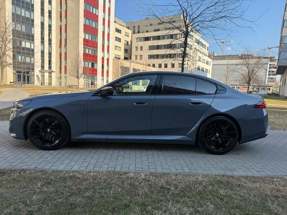 2025 BMW M5 VII (G90), серый, 22000000 рублей - вид 2