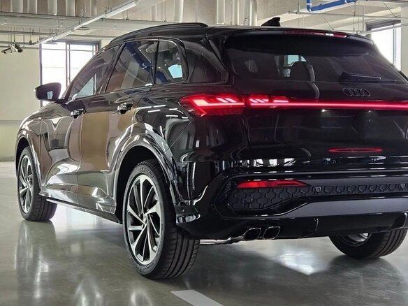 2025 Audi Q5 40 TDI III (GU), чёрный, 6900000 рублей - вид 3