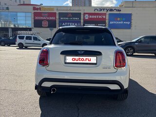 2021 Mini Hatch Cooper III (F55/F56) Рестайлинг 2, белый, 2590000 рублей, вид 5