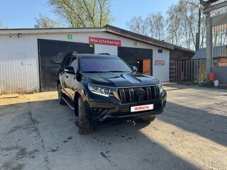 2021 Toyota Land Cruiser Prado 150 Series Рестайлинг 3, чёрный, 6885800 рублей, вид 3