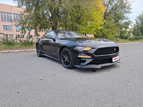 2022 Ford Mustang VI Рестайлинг, чёрный, 3480000 рублей - вид 5
