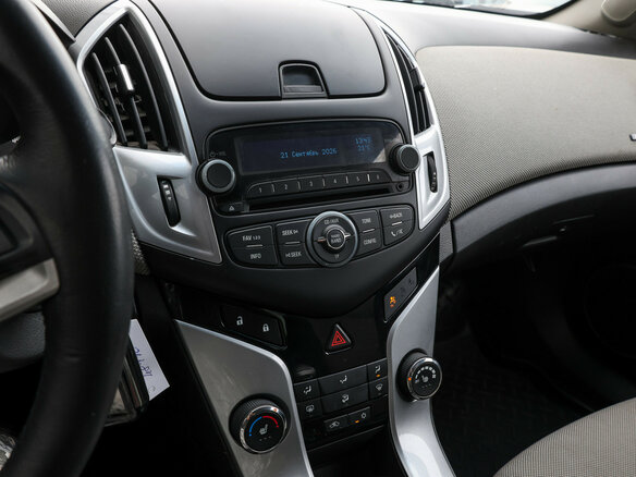 2013 Chevrolet Cruze I Рестайлинг, белый - вид 16